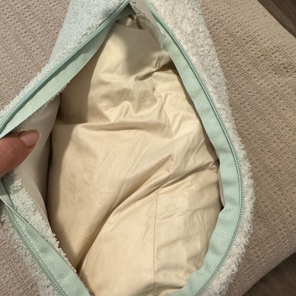 Ugg - Picture 4 of 4